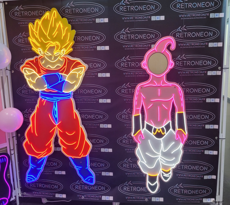 Néon personnalisé représentant un personnage de manga pour un festival geek